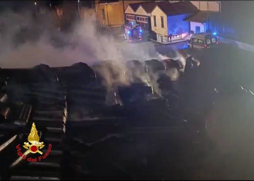 Tetto in fiamme a Cantello: sabato sera di fuoco in Valceresio