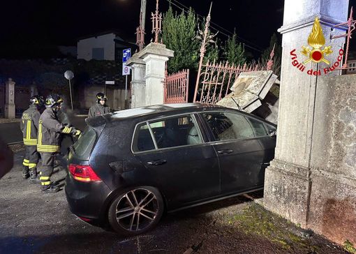 FOTO. Schianto tra due auto, una finisce contro un cancello e lo sfonda. Paura nella notte a Germignaga