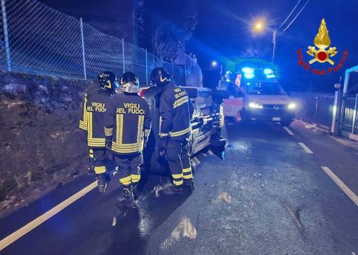 Incidente con auto ribaltata: un ferito a Bedero Valcuvia