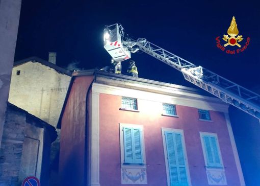 Fiamme a Bisuschio, intervengono i vigili del fuoco