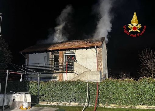 Esplosione in un'abitazione di Carbonate: due feriti soccorsi dai vigili del fuoco di Como e Varese Esplosione in un'abitazione di Carbonate: due feriti soccorsi dai vigili del fuoco di Como e Varese