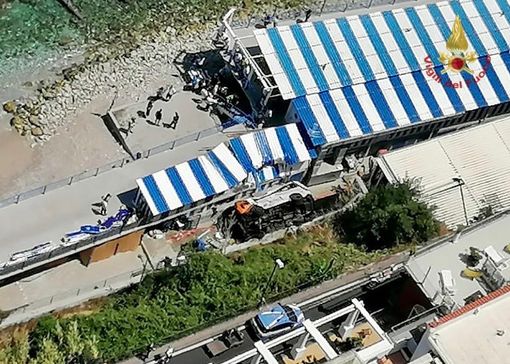 Bus precipita in spiaggia a Capri: ecco le immagini dell'incidente