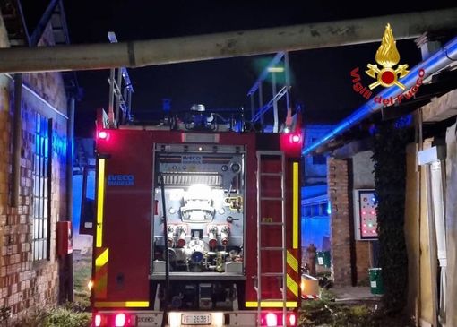 Busto: fiamme in tintoria, intervento notturno dei vigili del fuoco