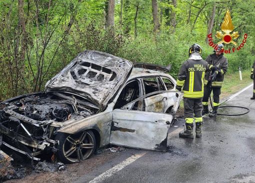 Veicolo in fiamme a Somma Lombardo: il conducente abbandona l'auto in tempo
