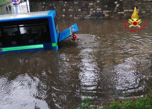 Il pullman nel sottopasso e i soccorsi dei vigili del fuoco