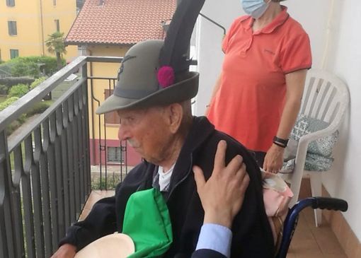 L'alpino Angelo Calcagni in una foto tratta dalla pagina Facebook del gruppo alpini di Arcisate L'alpino Angelo Calcagni in una foto tratta dalla pagina Facebook del gruppo alpini di Arcisate