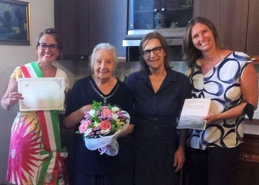 La signora Rosa Magni festeggiata per i suoi 100 anni in una foto dalla pagina Facebook del Comune di Besozzo La signora Rosa Magni festeggiata per i suoi 100 anni in una foto dalla pagina Facebook del Comune di Besozzo