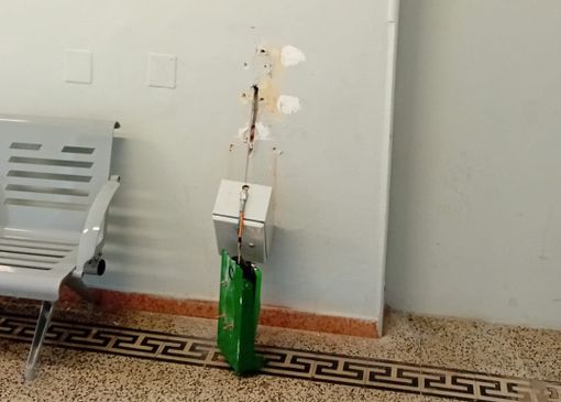 La convalidatrice danneggiata dai vandali alla stazione di Laveno Mombello