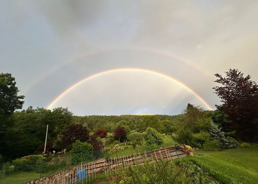 L'arcobaleno spunta a stento tra le nuvole in provincia di Varese