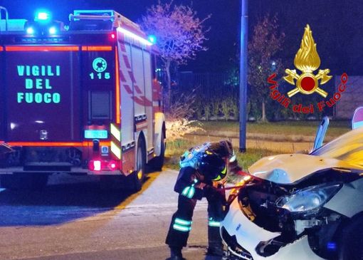 Perde il controllo dell'auto e finisce contro le barriere, paura sul Sempione Perde il controllo dell'auto e finisce contro le barriere, paura sul Sempione