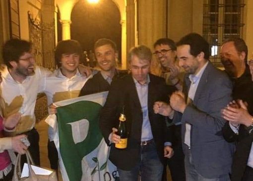 I festeggiamenti per la vittoria elettorale a Varese di otto anni fa