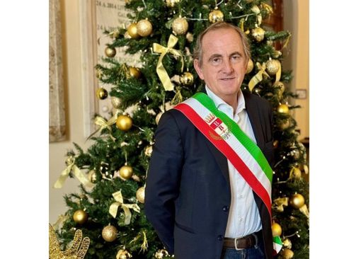 La foto del sindaco Antonelli davanti all'albero di Natale in municipio, inviata insieme al messaggio di auguri