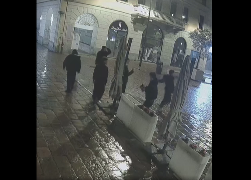 Piazza Santa Maria: lanciano i fiori della gelateria sotto le telecamere di sorveglianza