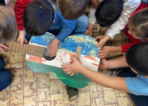 Una delle chitarre utilizzate dall'Orchestra del Mare che sta facendo il giro delle scuole di Laveno e dintorni
