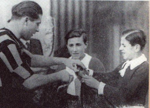 Un giovanissimo Franco Ossola con la maglia della Varese Sportiva durante lo scambio di omaggi floreali all’Arena di Milano con il mito Giuseppe Meazza