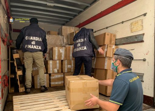 Maxi sequestro di mascherine. Guardia di Finanza e Prefettura le mettono a disposizione del territorio