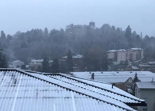 La neve è arrivata, anche Varese imbiancata: «Venerdì accumuli maggiori»
