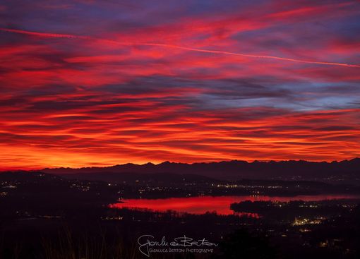 Un memorabile, seppur tipico, tramonto sul lago di Varese nella foto di questi giorni scattata da Gianluca Bertoni. Sotto in gallery la spettacolare visione fermata dallo stesso fotografo e meteorologo dalla Spiagga dei fotografi dopo la Canottieri Un memorabile, seppur tipico, tramonto sul lago di Varese nella foto di questi giorni scattata da Gianluca Bertoni. Sotto in gallery la spettacolare visione fermata dallo stesso fotografo e meteorologo dalla Spiagga dei fotografi dopo la Canottieri