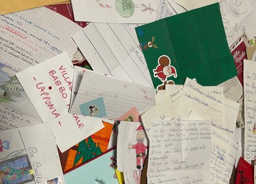 Le letterine, scritte col cuore, dei bambini varesini a Babbo Natale: «Vorrei un grembiule per mia nonna "sprint" e riabbracciare il mio gattino»