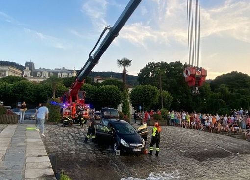 L'auto finita nel lago a Stresa (foto dei vigili del fuoco) L'auto finita nel lago a Stresa (foto dei vigili del fuoco)