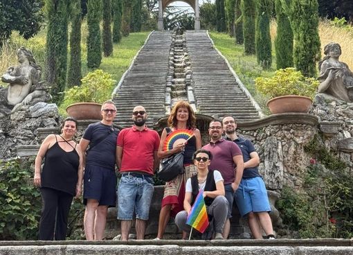 Vladimir Luxuria, al centro, in visita a Villa Cicogna Mozzoni a Bisuschio (foto dal suo profilo Facebook)