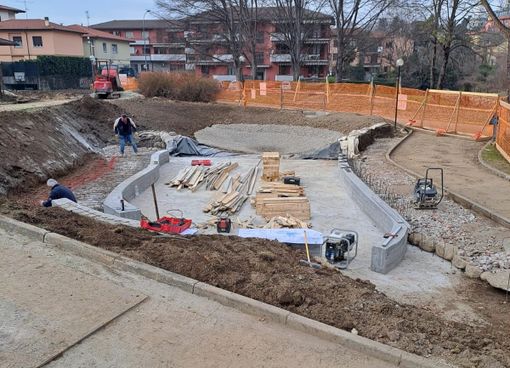 Il cantiere in corso al parco pubblico di via Milano a Besozzo