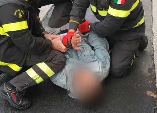 Scippa una donna ma viene immobilizzato da una squadra di vigili del fuoco Scippa una donna ma viene immobilizzato da una squadra di vigili del fuoco