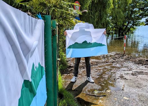 La bandiera della libera Repubblica dell'Isolino Virginia proclamata da "Star Male in provincia di Varese"