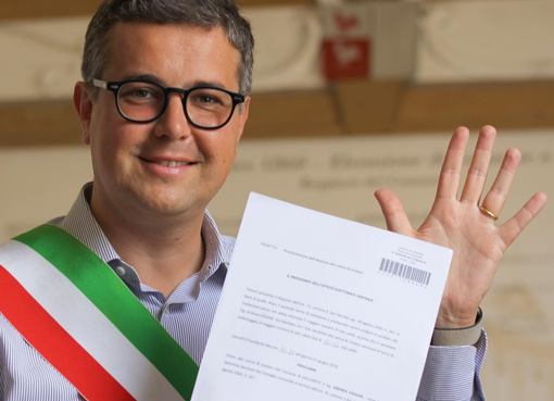 Il sindaco Cassani fa il segno dei cinque anni sui social