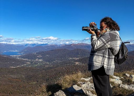 Marta Colombo in azione con la sua inseparabile macchina fotografica Marta Colombo in azione con la sua inseparabile macchina fotografica