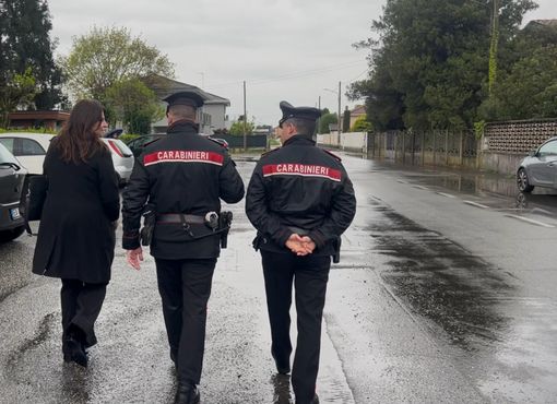 L'avvocato Scalia, legale della famiglia di Teresa, con i carabinieri oggi