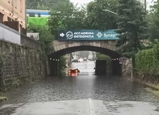 FOTONOTIZIA. Auto e furgone intrappolati nel sottopasso allagato a Busto