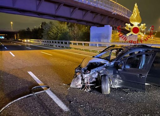 Autostrada A9: auto prende fuoco dopo l'incidente. Illesi i passeggeri