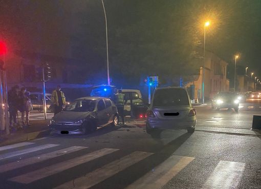 FOTO. Scontro tra un carro funebre e un'auto a Busto: due persone soccorse FOTO. Scontro tra un carro funebre e un'auto a Busto: due persone soccorse