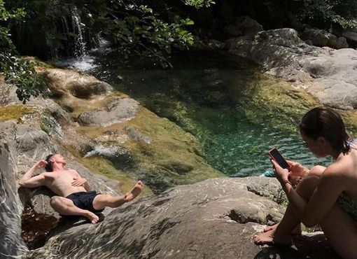 STORIE D'ESTATE. La madre dei draghi dal Trono di Spade alle vacanze nell'entroterra ligure con tuffo nel Rio Carne (Foto)