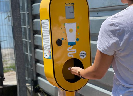 Il distributore automatico gratuito di crema solare al LagoCamp di Maccagno