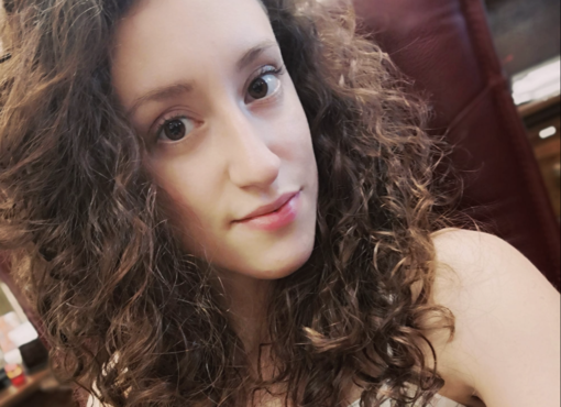 Un lungo silenzio e tantissime rose per l'ultimo saluto di Cislago ad Elisa: «Una tragedia senza perché» Un lungo silenzio e tantissime rose per l'ultimo saluto di Cislago ad Elisa: «Una tragedia senza perché»