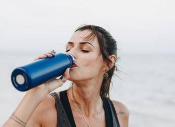 Acqua fredda o a temperatura ambiente? Come è meglio berla quando fa molto caldo Acqua fredda o a temperatura ambiente? Come è meglio berla quando fa molto caldo