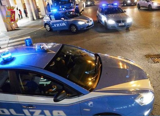 Varese, ubriachi molestano i passanti in via Como e aggrediscono la polizia: arrestati due ventenni