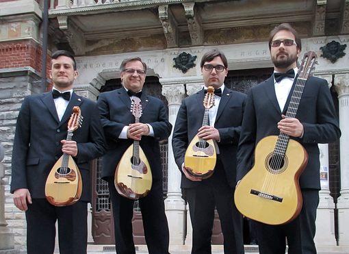 I Mandolisti Bustesi, guidati da Alberto Tovaglieri, si esibiscono sia con la grande orchestra sia con gruppi più piccoli: sono un riferimento storico per Busto e non solo I Mandolisti Bustesi, guidati da Alberto Tovaglieri, si esibiscono sia con la grande orchestra sia con gruppi più piccoli: sono un riferimento storico per Busto e non solo