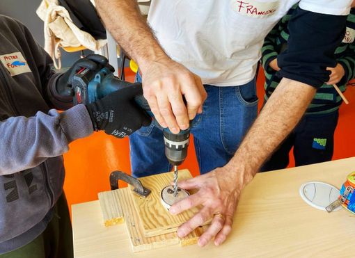 Alla scuola primaria di Luvinate una giornata di laboratori didattici: giochi matematici, falegnameria e attività di ricerca