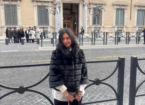L'assessore del Comune di Brebbia Genny Luongo davanti a Palazzo Madama sede del Senato della Repubblica