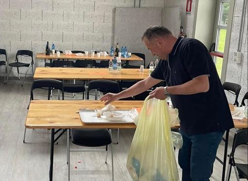 Il sindaco di Daverio Marco Colombo alla prese con la raccolta di rifiuti