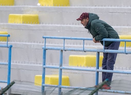 Roberto Gatti spinge la sua Solbia dalla gradinata del Chinetti