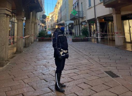 Si stacca un filo di luminarie, chiuso un tratto di corso Matteotti