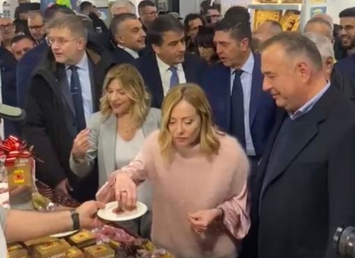 VIDEO. Meloni visita la Fiera dell’Artigianato e apprezza le bontà varesine