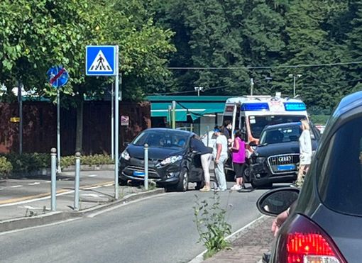 Le immagini dell'incidente avvenuto in via Borghi a Masnago