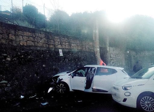 Scontro tra due auto in via Gasparotto: ferita una ragazza di 21 anni e code