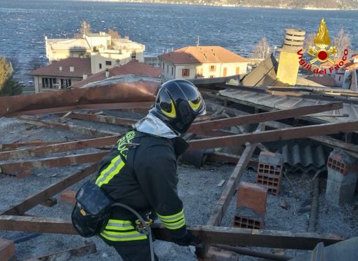 VIDEO. Tempesta di vento nel Nord del Varesotto: proseguono gli interventi dei vigili del fuoco nel luinese, sul Verbano e a Brezzo di Bedero dove le raffiche alimentano un incendio