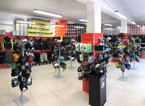 Dai caschi agli accessori moto, Motoabbigliamento.it: oltre 15mila prodotti con spedizione gratis